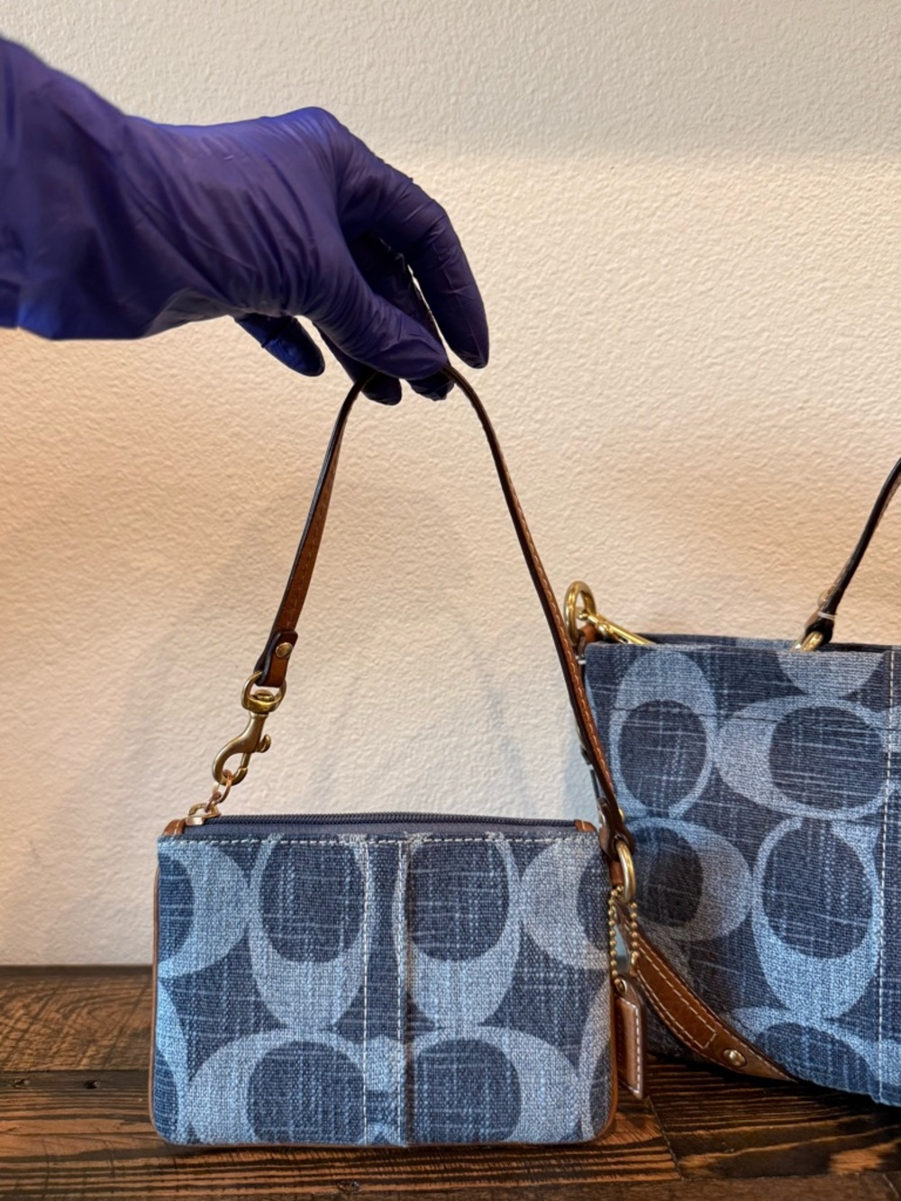 **RESERVED FOR jordy46** COACH SMALL BAG AND WRISTLET - Picture 13 of 16